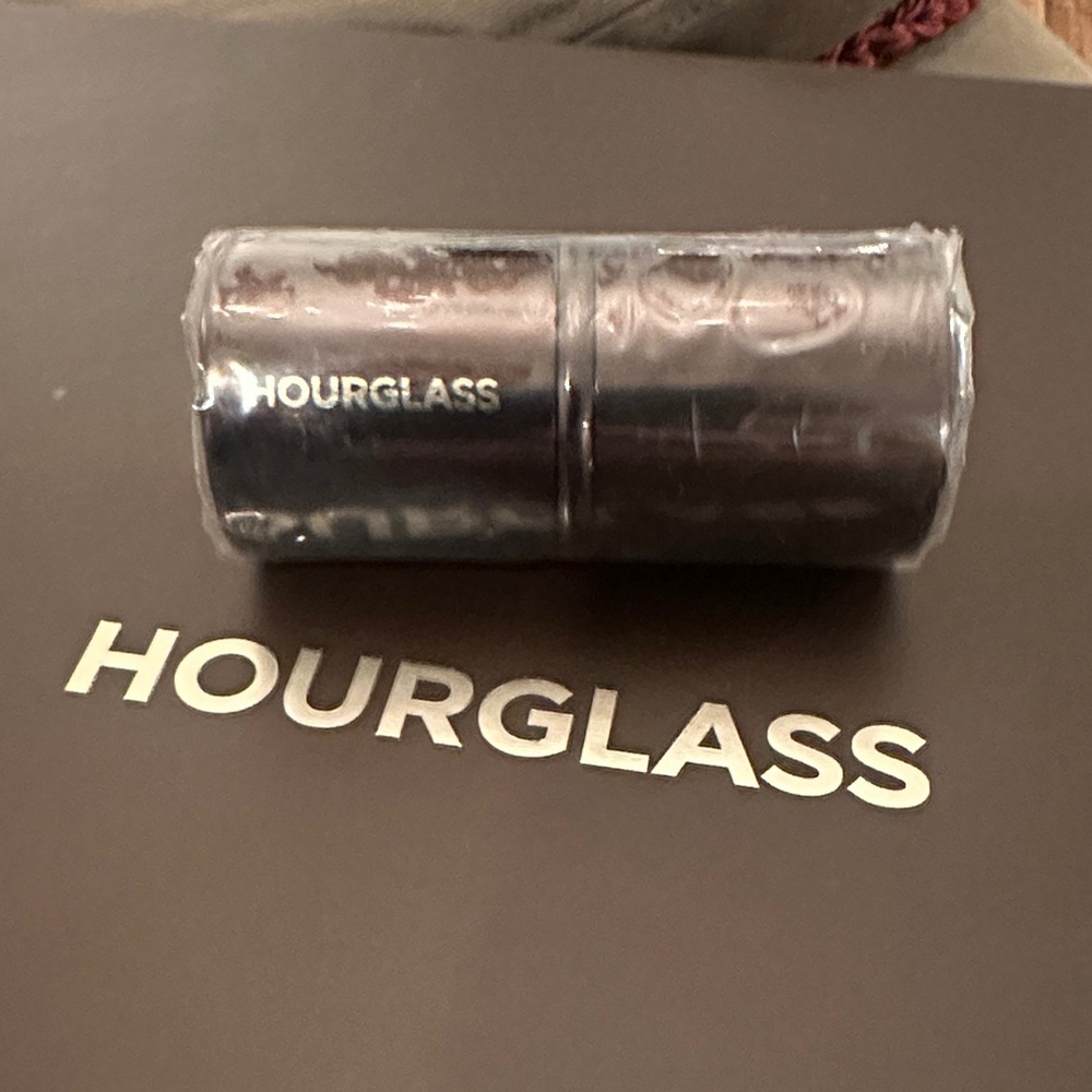 Hourglass brand new travel, kabuki brush